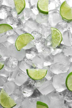 Buz küpleri taze limon dilimleri ile düz yatıyordu kompozisyon