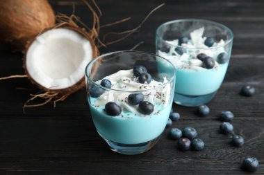 Spirulina güler yüzlü ahşap masa üzerinde cam bardak ile kompozisyon