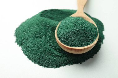 Spirulina yosun toz Beyaz arka planda, closeup kaşıkla