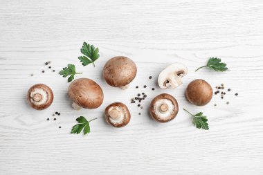 Ahşap masa üzerinde taze champignon mantarlı düz yatıyordu kompozisyon