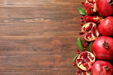 Olgun nar ve ahşap arka plan üzerinde metin için yer düz yatıyordu kompozisyonu