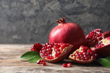 Olgun nar ve yaprakları tabloda gri bir arka plana dayanır. Metin için yer