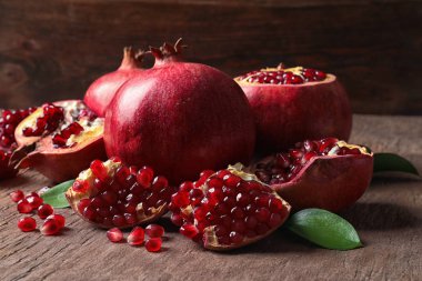Olgun nar ve tablo yapraklarda kompozisyonu