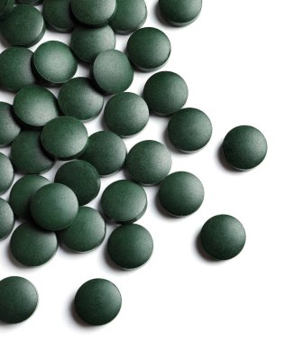 Spirulina tablet beyaz arka planda, üstten görünüm