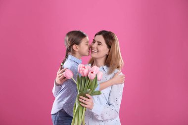 Mutlu anne ve kızı renk arka plan üzerinde çiçekli. Dünya Kadınlar Günü