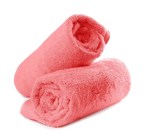 Beyaz arka plan üzerinde rulo mercan temiz yumuşak havlu