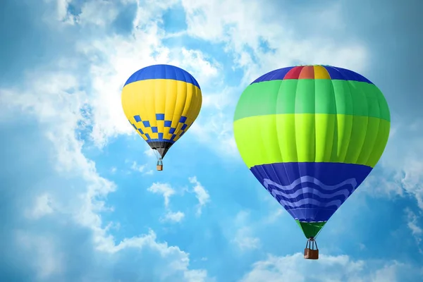 青い空を飛んでいるカラフルな気球 — ストック写真