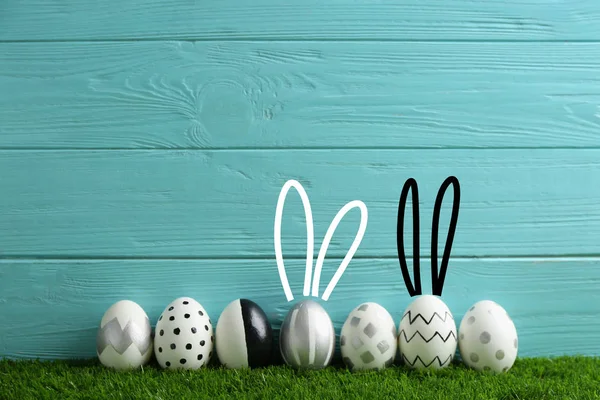 一套时尚的鸡蛋与复活节兔子耳朵在绿草对木背景 文字空间 — 图库照片