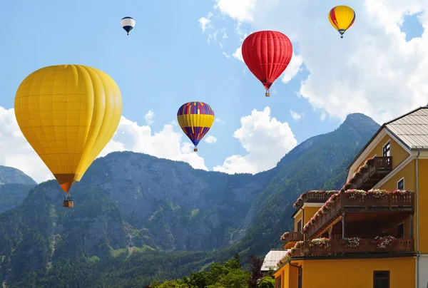 Berglandschaft Und Fliegende Luftballons Blauen Himmel — Stockfoto