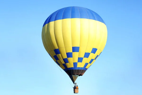 Prachtig Uitzicht Hete Luchtballon Blauwe Hemel — Stockfoto