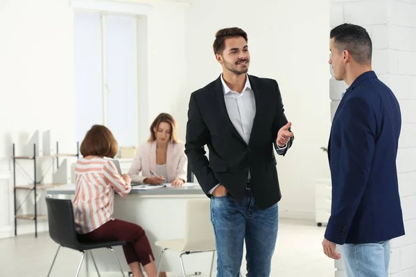 Gerente Recursos Humanos Hablando Con Solicitante Antes Entrevista Trabajo Oficina —  Fotos de Stock