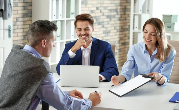 Comissão Recursos Humanos Realizando Entrevista Emprego Com Candidato Cargo — Fotografia de Stock