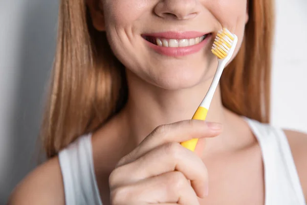 Mulher Sorridente Com Escova Dentes Close Cuidados Dentários — Fotografia de Stock