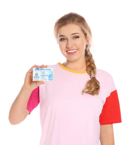 白い背景で運転免許証を持つ幸せな若い女性 — ストック写真