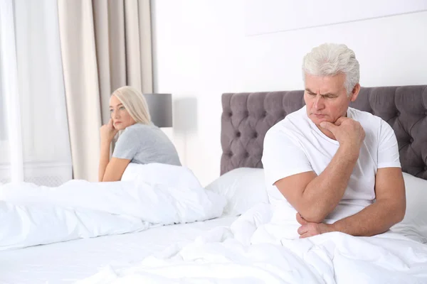 Ouder Paar Verstoren Met Relatieproblemen Zittend Bed Thuis — Stockfoto