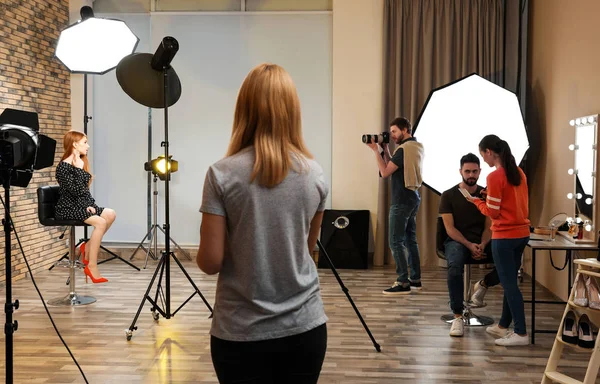 Fotostudio Med Professionell Utrustning Och Team Arbetstagare — Stockfoto