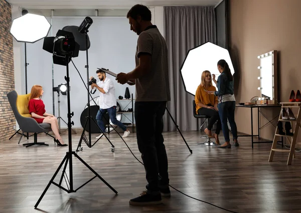 Fotostudio Med Professionell Utrustning Och Team Arbetstagare — Stockfoto