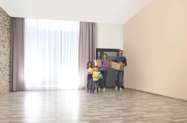 Família Feliz Com Caixas Móveis Sua Nova Casa — Fotografia de Stock