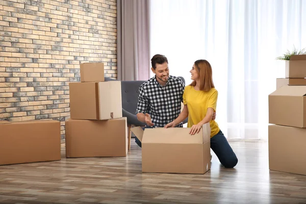 Couple Unpacking Cardboard Box New House Moving Day — Stock Photo, Image