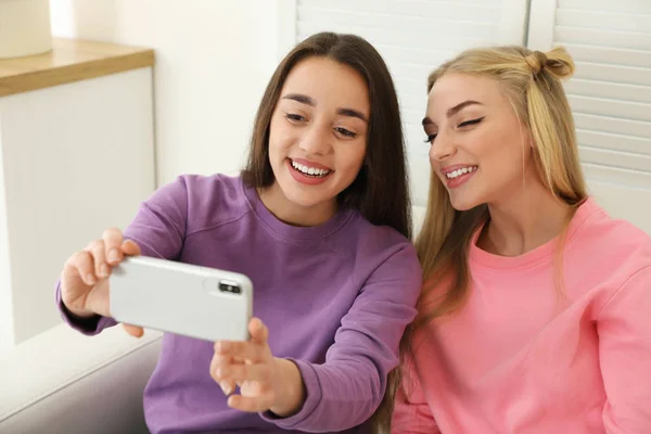 Jovens Mulheres Rindo Enquanto Tomam Selfie Casa — Fotografia de Stock