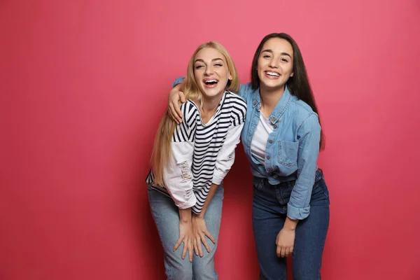 Mujeres Jóvenes Riendo Juntas Contra Fondo Color — Foto de Stock