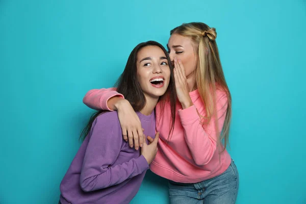 Joven Mujer Riendo Mientras Amigo Susurrando Algo Divertido Contra Fondo — Foto de Stock