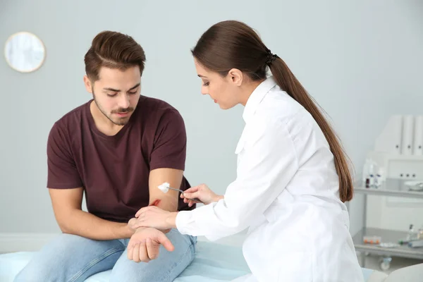 Genç Adamın Kol Yaralanması Kliniği Temizlik Kadın Doktor Yardım — Stok fotoğraf