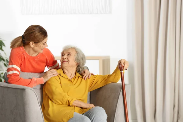 Oudere Vrouw Met Vrouwelijke Groepsbegeleider Woonkamer Ruimte Voor Tekst — Stockfoto