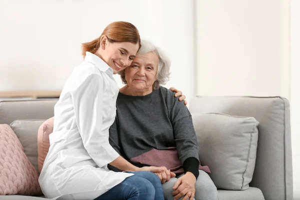 Elderly Woman Female Caregiver Living Room — Stock Photo, Image