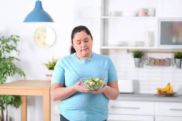 Избыточный Вес Женщины Миской Салата Кухне Здоровое Питание — стоковое фото