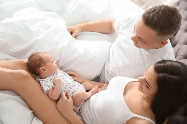 Pareja Feliz Con Bebé Recién Nacido Cama — Foto de Stock