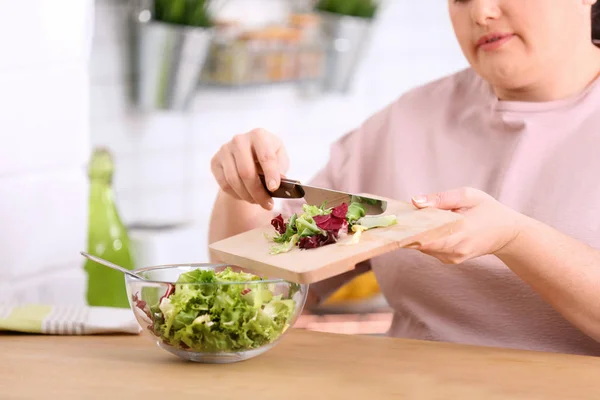 Túlsúlyos Salad Konyhában Készül Egészséges Táplálkozás — Stock Fotó