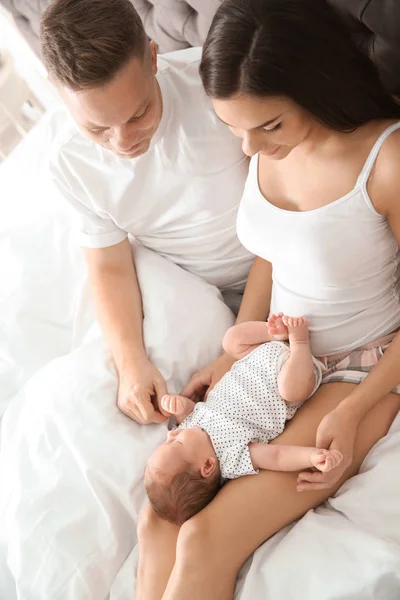 Lyckliga Paret Med Sin Nyfödda Baby Säng — Stockfoto