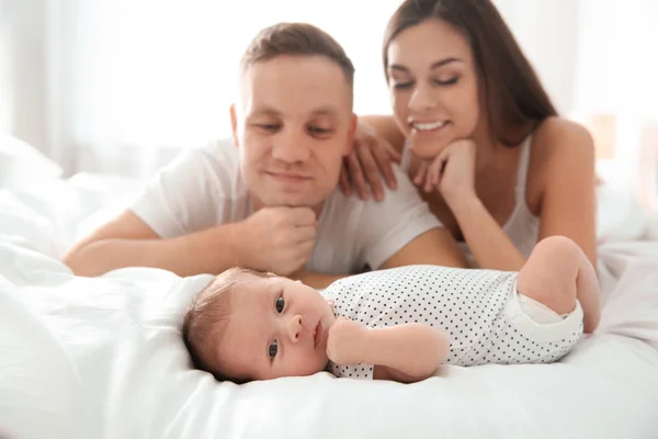 Lyckliga Paret Med Sin Nyfödda Baby Säng — Stockfoto