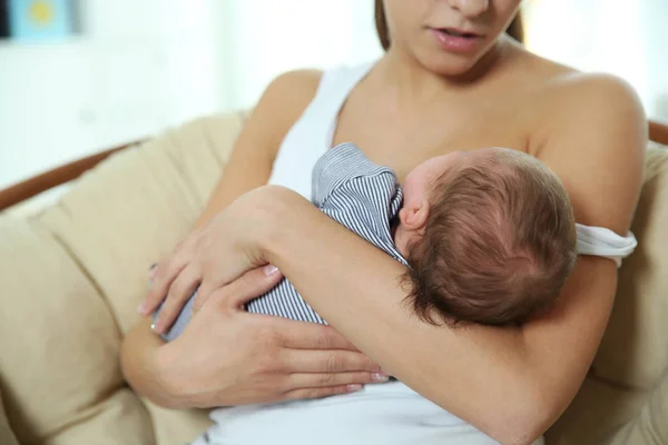 Jovem Mulher Amamentando Seu Bebê Casa Close — Fotografia de Stock