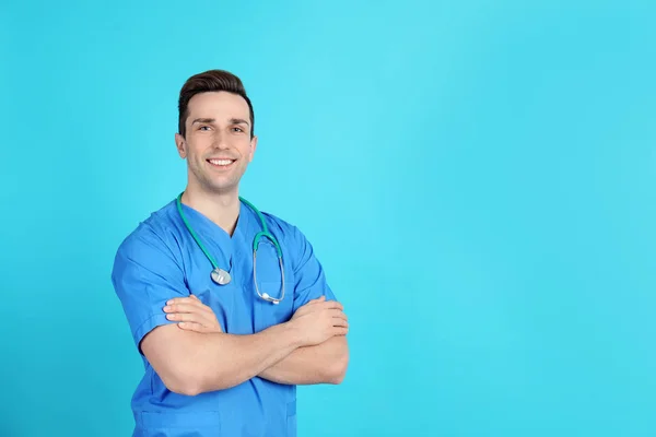 Retrato Asistente Médico Con Estetoscopio Sobre Fondo Color Espacio Para — Foto de Stock