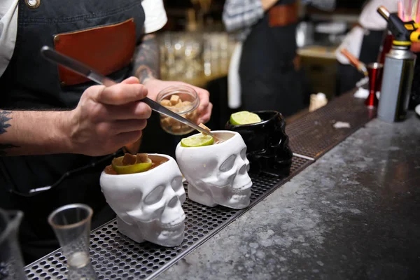 Bartender Preparando Saboroso Coquetel Balcão Boate Close — Fotografia de Stock