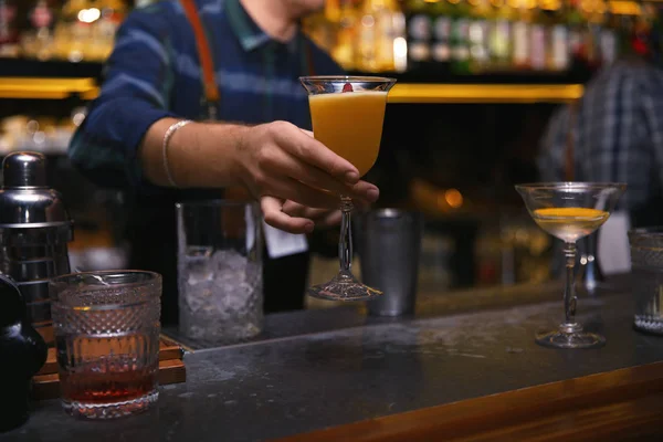Barkeeper Mit Einem Glas Leckerem Cocktail Tresen Nachtclub Nahaufnahme — Stockfoto