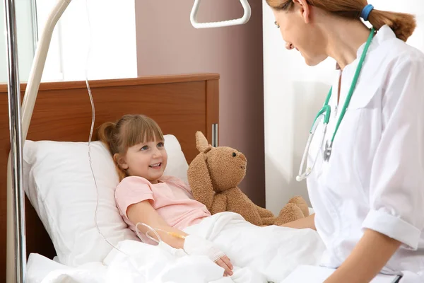 Врач Посещает Маленького Ребенка Внутривенной Капельницей Больнице — стоковое фото