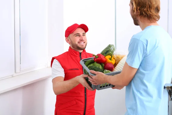 Courrier Donnant Caisse Plastique Avec Des Produits Pour Client Maison — Photo