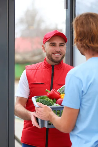 Kurier Gibt Kunststoffkiste Mit Produkten Kunden Hause Essenslieferdienst — Stockfoto