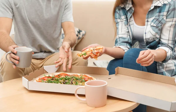 Jeune Couple Ayant Une Pizza Pour Déjeuner Maison Gros Plan — Photo