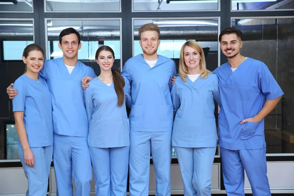 Üniversitesi konferans salonunda genç tıp öğrencileri