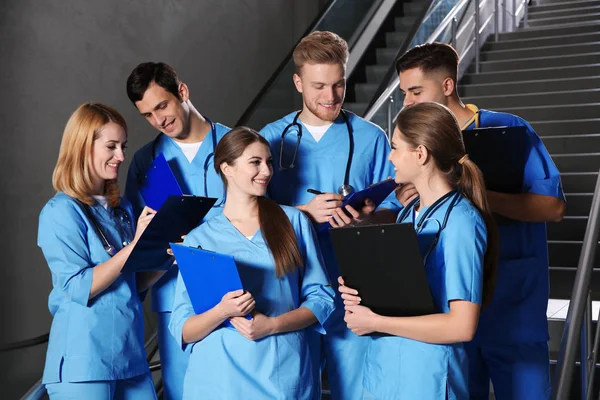 Mladý Usměvavý Studentů Medicíny Univerzitní Hale — Stock fotografie