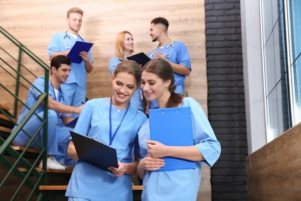 Tıp öğrencileri üniversite salonunda gülümseyen genç