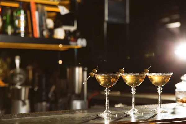 Copos Martini Cocktail Com Azeitonas Balcão Bar Espaço Para Texto — Fotografia de Stock