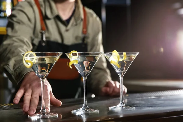 Barman Servant Des Verres Martini Citron Sur Comptoir Gros Plan — Photo