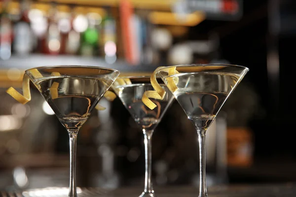 バーでカクテル レモン ドロップ マティーニのグラス — ストック写真