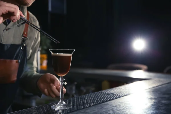 Barman Adding Coffee Bean Martini Espresso Cocktail Counter Closeup Space — Stock Photo, Image