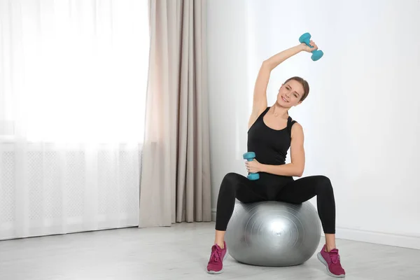 Mujer Joven Haciendo Ejercicios Fitness Casa Espacio Para Texto — Foto de Stock